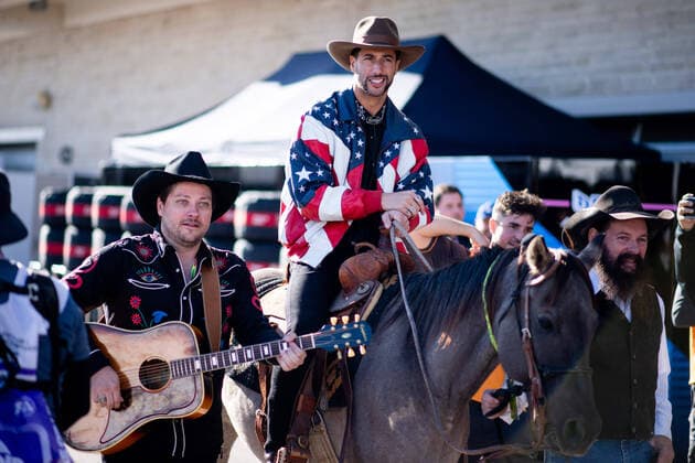 Daniel Ricciardo AUS, McLaren F1 Team 3 rides into the paddock with horse Horsey McHorse accompanied by a musician, USA, Formula 1 Grand Prix of the USA, Circuit of the Americas Austin, Mediaday, 20 10 2022 USA, Formula 1 Grand Prix of the USA, Circuit of the Americas Austin, Mediaday, 20 10 2022 Austin Copyright: xEibner Memmlerx EP_MMR