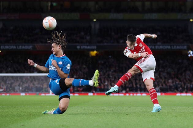 Arsenal gegen PSV Eindhoven 20. Oktober 2022, London Europa League Gruppenphase Arsenal gegen PSV Eindhoven Kieran Tierney von Arsenal spielt den Ball volley zu Xavi Simons von PSV Eindhoven Foto Jacques Feeney Abseits London UK  Copyright: xJacquesxFeeneyx xOffsidexOffside