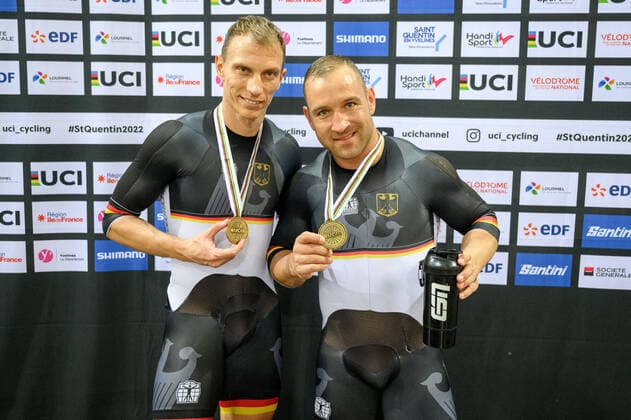 UCI Para Cycling Track World Championship 2022 21 10 2022 Day 2 SAINT QUENTIN EN YVELINES, FRANCE OCTOBER 21 Thomas Ulbricht of Germany local club PSC Berlin, class MB and his guide Robert Foerstemann local club PSV Rostock, guide posing with the bronze medal during the award ceremonies of the mens tandem 1000m sprint on day 2 of the UCI Para Cycling Track World Championship 2022 at the Velodrome National of Saint Quentin en Yvelines on 21 10 2022 in Ile de France Copyright: xBEAUTIFULxSPORTS OliverxKremerx