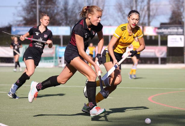22 10 2022, Germany, Ludwigsburg, Hockey, U16 DM Women HC Ludwigsburg U16 Harvestehuder THC U16, v l Clara Gulewitsch HCL , Amina Aufenacker THC