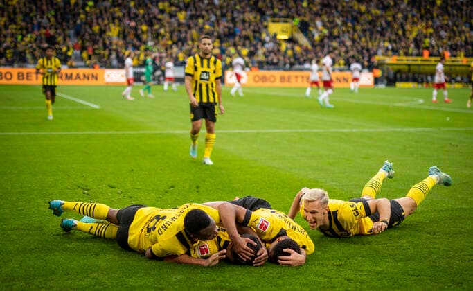 Dortmund, 22 10 2022 goal celebration Youssoufa Moukoko BVB , Giovanni Reyna BVB , Jude Bellingham BVB , Nico Schlotterbeck BVB Borussia Dortmund VfB Stuttgart football season 2022 23 Photo Moritz Müller