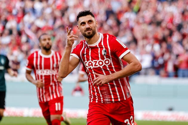 Goal celebration at Vincenzo Grifo SC Freiburg, 32 after his goal to 2 0 , GER, SC Freiburg vs SV Werder Bremen, Football, Bundesliga, 11 Matchday, Season 2022 2023, 22 10 2022 DFL REGULATES PROHIBIT ANY USE OF PHOTOGRAPHS AS IMAGE SEQUENCES AND OR QUASI VIDEO GER, SC Freiburg vs SV Werder Bremen, Football, Bundesliga, 11 Matchday, Season 2022 2023, 22 10 2022 Freiburg im Breisgau Copyright: xEibner-Pressefoto GrantxHubbsx EP_GHS