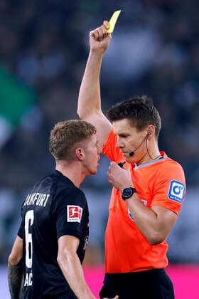 JAKIC Kristijan Team Eintracht Frankfurt with referee SIEBERT Daniel DFL Bundesliga Season 2022 2023 Match Borussia Moenchengladbach Eintracht Frankfurt on 22 10 2022 in Moenchengladbach DFL REGULATES PROHIBIT ANY USE OF PHOTOGRAPHS as IMAGE SEQUENCES and or QUASI VIDEO Copyright: xLacixPerenyix