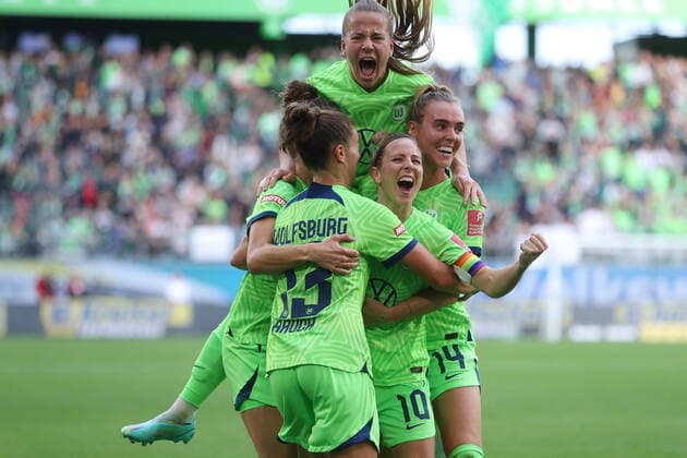 VfL vs Bayern, BL Frauen Wolfsburg, 23 10 2022, FUßBALL VfL Wolfsburg vs FC Bayern München, Flyeralarm Frauen Bundesliga, Saison 2022 23 Svenja Huth VfL Wolfsburg cheers with the team after her goal to 2 0 Wolfsburg