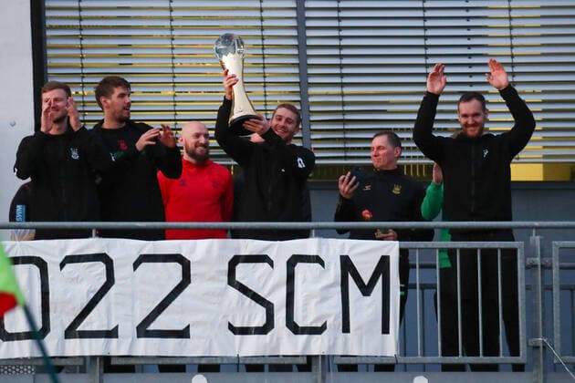 24 10 2022, xgox, handball IHF Super Globe, arrival of the club world champion emspor, v l Lukas Mertens Magdeburg, 22 with cup Magdeburg.