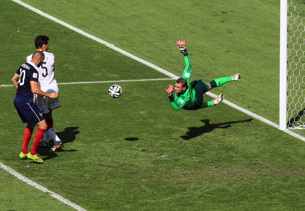 Fußball FIFA Fussball-Weltmeisterschaft 2014 Viertelfinale Frankreich gegen Deutschland 04. Juli 2014 FIFA Fussball-Weltmeisterschaft Brasilien 2014 Viertelfinale Frankreich gegen Deutschland Deutschland Torwart Manuel Neuer rettet vor Karim Benzema von Frankreich Foto Marc Atkins Abseits Rio de Janeiro Brasilien  Copyright: xMarcxAtkinsxOffside