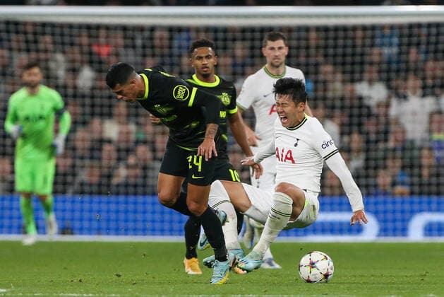 October 26, 2022, London, England, United Kingdom: Son Heung-Min 7 of Tottenham Hotspur is fouled by Pedro Porro 24 of Sporting Lisbon during the UEFA Champions League match Tottenham Hotspur vs Sporting Lisbon at Tottenham Hotspur Stadium, London, United Kingdom, 26th October 2022. London United Kingdom - ZUMAn307 20221026_zsa_n307_141 Copyright: xArronxGent NewsxImagesx
