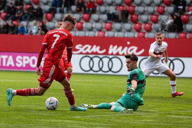 A Junior Bundesliga Sued Suedwest FC Bayern Muenchen U19 VfB Stuttgart U19 29 10 2022 Paul WANNER FCB 7 in duel with Dennis SEIMEN VfB 1 Copyright: xBEAUTIFULxSPORTS Goldbergx