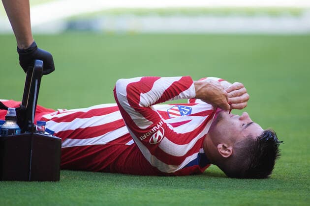 October 29, 2022, CADIZ, CADIZ, SPAIN: Alvaro Morata of Atletico de Madrid gets injured during the spanish league, La Liga Santander, football match played between Cadiz CF and Atletico de Madrid at Nuevo Mirandilla stadium October 29, 2022, in Cadiz, Spain. CADIZ SPAIN - ZUMAa181 20221029_zaa_a181_020 Copyright: xJoaquinxCorcherox