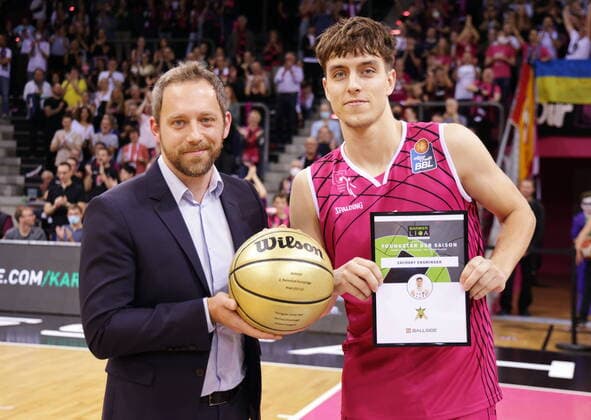 Zach Ensminger Telekom Baskets Bonn receives award Youngster of the Year in Pro A Photo Jörn Wolter