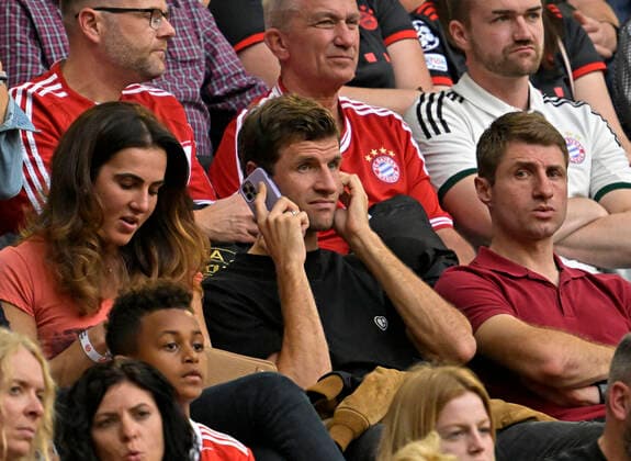 29 10 2022, Football 1 Bundesliga 2022 2023, 12 Matchday, FC Bayern München 1 FSV Mainz 05, at Allianz Arena Munich center Thomas Müller FC Bayern München telephoning on the stand , left wife Lisa, right brother Simon Müller DFL and DFB regulations prohibit any use of photographs as image sequences and or quasi video