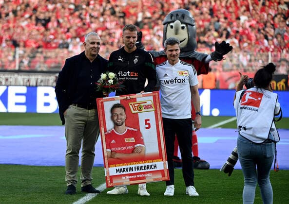 Football, men, season 2022 2023, 1 Bundesliga 12 matchday , 1 FC Union Berlin Borussia Mönchengladbach, farewell Marvin Friedrich Borussia Mönchengladbach , f l President Dirk Zingler 1 FC Union , Marvin Friedrich Borussia Mönchengladbach , Michael Parensen Technical Director of the Licensed Player Department of 1 FC Union Berlin , mascot knight club 1 FC Union , 30 10 2022, Copyright: xMatthiasxKochx