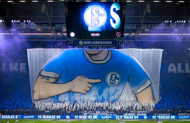 30 10 2022, Gelsenkirchen choreography Schalke 04 jersey with emblem Schalke 04 SC Freiburg football DFL, season 2021 22 photo Moritz Müller