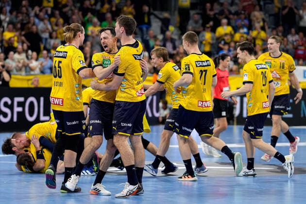 f li Lukas Nilsson RNL, 65 , Patrick Groetzki RNL, 24 , Niclas Kirkelokke Kirkelökke, RNL, 6 and others, players of Rhein Neckar Löwen, cheering after the final whistle, victory, winner, winners, cheers, joy, optimistic, highlight, action, action, 30 10 2022, Mannheim Germany , Handball, Bundesliga, Rhein Neckar Löwen TSV Hannover Burgdorf xozx