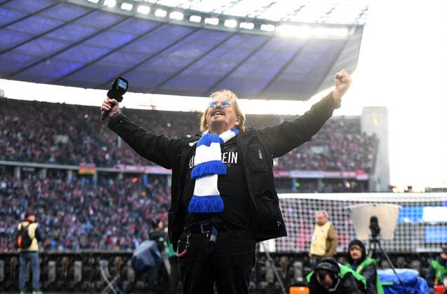 Football, men, season 2022 2023, 1 Bundesliga 13 matchday , Hertha BSC FC Bayern Munich, Frank Zander sang the anthem of Hertha live, 05 11 2022, Copyright: xSebastianxRäppold MatthiasxKochx