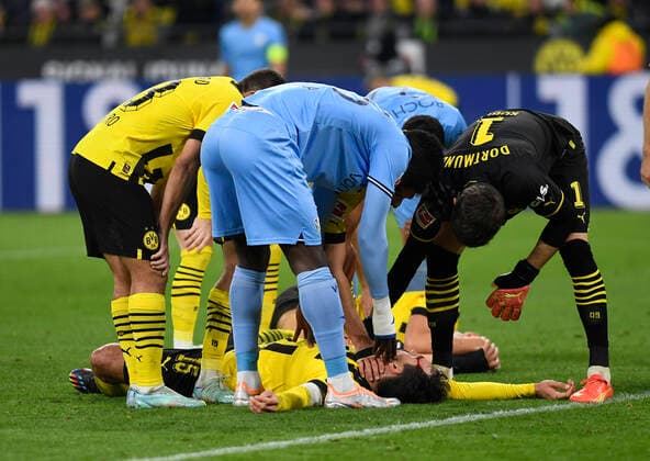 05 11 2022, Dortmund, Germany, Signal Iduna Park, BV Borussia Dortmund vs VfL Bochum 1 Bundesliga, Mats Hummels Borussia Dortmund injured photo Ralf Treese DFB DFL REGULATES PROHIBIT ANY USE OF PHOTOGRAPHS AS IMAGE SEQUENCES AND OR QUASI VIDEO Dortmund Signal Iduna Park North Rhine Westphalia Germany  521_BVBBOC20221105_035 Treese-521