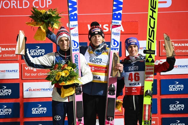 Bilder des Jahres, Sport 11 November Sport Themen der Woche KW44 Ski jumping, Skispringen, Ski, nordisch - FIS WC Wisla WISLA,POLAND,05.NOV.22 - NORDIC SKIING, SKI JUMPING - FIS World Cup, large hill, men, award ceremony. Image shows the rejoicing of Halvor Egner Granerud (NOR), Dawid Kubacki (POL) and Stefan Kraft (AUT). GEPAxpictures xWrofoto xPiotrxHa
