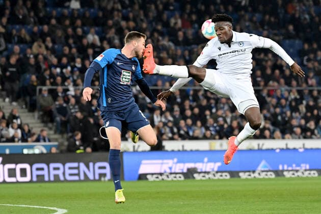 Bielefeld, Schueco Arena, 05 11 22, GER, Herren, 2 Bundesliga, Saison 2022 2023, DSC Arminia Bielefeld 1 FC Kaiserslautern Bild v li im Zweikampf Boris Tomiak Kaiserslautern und Bryan Lasme Bielefeld Platzverweis,, yellow red card Bryan Lasme Bielefeld Nur fuer journalistische Zwecke Only for editorial use According to the DFL Deutsche Fußball Liga regulations it is prohibited, DFL regulations prohibit any use of photographs as image sequences and or quasi video Nordrhein Westfalen Germany