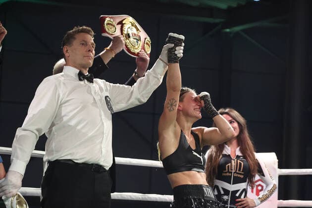 Boxing I P2M Box Promotion I 05 11 2022 Nina Meinke Edith S Matthysse Nina Meinke is emotionally happy about the victory and the world championship title Hamburg POrsche Zentrum Hamburg Germany Copyright: xLobeca RalfxHomburgx