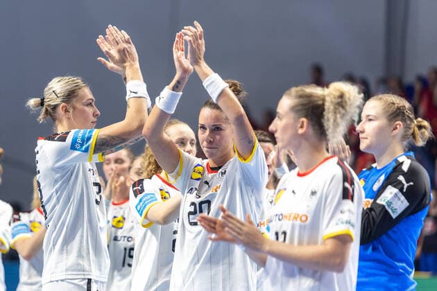 Handball I Women I European Championship 2022 I Preliminary Round I Germany Montenegro I 07 11 2022 Luisa Schulze 33, German national team and Emily Bölk 20, German national team after the game, disappointed Podgorica Bemax Arena Montenegro Copyright: xLobeca PatrickxSuephkex