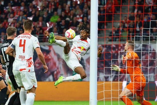 09 11 2022, xtgx, football 1 Bundesliga, RB Leipzig SC Freiburg emspor, v l Mohamed Simakan Leipzig, 2 shoots goal, goal scorer, scores goal, scores the goal 1 0 DFL DFB REGULATES PROHIBIT ANY USE OF PHOTOGRAPHS as IMAGE SEQUENCES and or QUASI VIDEO Leipzig