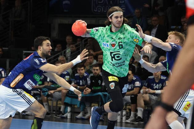 DEU, DHB, 1 HBL, Fuechse Berlin vs Hannover Burgdorf, 10 11 2022, Max Schmeling Halle, Berlin, DEU, DHB, 1 HBL, Fuechse Berlin vs Hannover Burgdorf, in picture f , Bastian Roscheck TSV Hannover 4 , Jonathan Edvardsson TSV Hannover 26 Foto Juergen Engler nordphoto GmbH JuergenxEngler nph00076