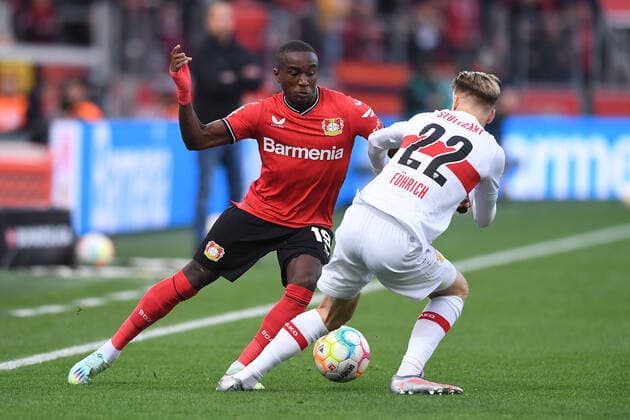 Soccer 1 Bundesliga 15 Matchday Bayer 04 Leverkusen VfB Stuttgart on 12 11 2022 in the BayArena in Leverkusen Moussa Diaby Leverkusen , left Chris Führich Stuttgart , right DFL regulations prohibit any use of photographs as image sequences and or quasi video xHDx