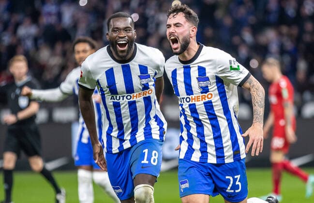 Berlin, 12 11 22, Soccer, Bundesliga, 15 Spieltag, Hertha BSC 1 FC Koeln, Olympiastadion Berlins Marco Richter shoots the goal to 2 0 and runs over the field with Berlins Wilfried Kanga cheering DFL regulations and DFB regulations prohibit any use of photographs as image sequences and or quasi video, Foto Andreas Gora Hertha BSC 1 FC Koeln
