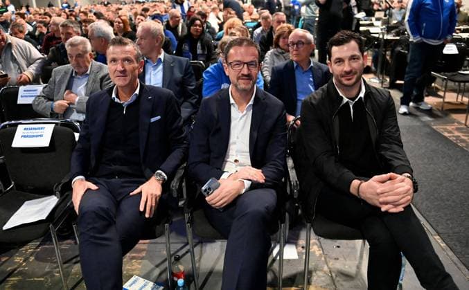 Football, men, season 2022 23, 1 Bundesliga, Hertha BSC, Ordinary General Meeting at Messe Berlin, f l Managing Director Thomas Herrich Hertha BSC , Sport Managing Director Fredi Bobic Hertha BSC , Coach Sandro Schwarz Hertha BSC , 13 11 2022, Copyright: xMatthiasxKochx