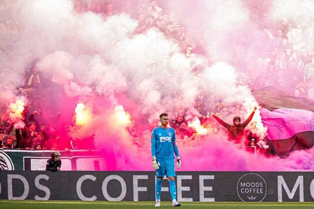 GRONINGEN FC Groningen supporters with fireworks m FC Groningen goalkeeper Peter Leeuwenburgh during the Dutch Eredivisie match between FC Groningen and Fortuna Sittard at the Euroborg stadium on November 13, 2022 in Groningen, Netherlands ANP COR LASKER Dutch Eredivisie 2022 2023 xVIxANPxSportx xxANPxIVx 457747441 originalFilename: 457747441.jpg