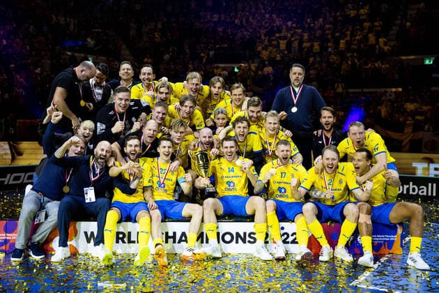 221113 Players of Sweden celebrate after the the WFC 2022 Final between Sweden and Czech Republic on November 13, 2022 in Zurich Photo Per Wiklund BILDBYRAN COP 124 PW0136 indoor bandy floorball national team sweden sweden czechkien national team czech republic bbeng jubel,  Copyright: PERxWIKLUND BB221113PW076