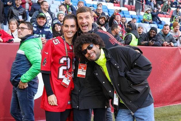 Lisa Mueller, Serge Gnabry 7 FC Bayern Muenchen , Thomas Mueller 25 FC Bayern Muenchen take a photo, Seattle Seahawks vs Tampa Bay Buccaneers, Football, NFL, 13 11 2022 Muenchen Bayern Germany Copyright: xkolbert-press ChristianxKolbertx