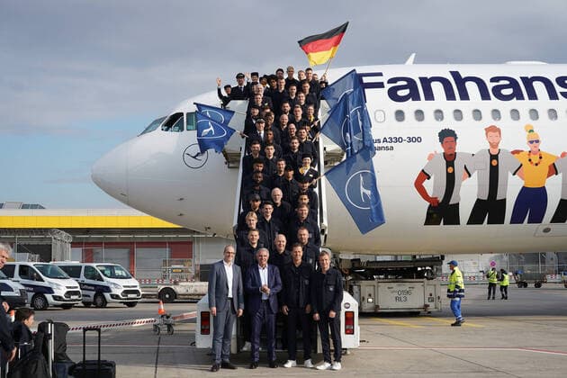 Team arrives for departure of plane marked with diversity wins Frankfurt 14 11 2022 Departure of the German national team for the 2022 World Cup in Qatar, Frankfurt Airport.