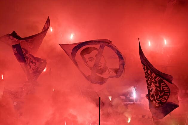 Pyrotechnics,Fireworks,Fire,Flames,Bengalo,Bengalos in the fan block of 1860 Protsetsfahne against I nvestor Hasan ISMAIK Football 3 Liga, 17 Matchday TSV 1860 Muenchen Rot Weiss Essen 1 1 on 14 11 2022 in Munich GRUENWALDER STADION DFL REGULATIONS PROHIBIT ANY USE OF PHOTOGRAPHS AS IMAGE SEQUENCES AND OR QUASI VIDEO