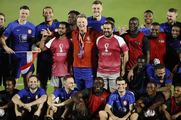 DOHA Coach Louis van Gaal during a meeting of the Dutch national team with a group of twenty migrant workers at the Qatar University training complex Most of the migrants have been working on the construction of stadiums in Qatar in recent years According to the KNVB, the players would like to talk to the migrant workers ANP KOEN VAN WEEL FIFA World Cup Qatar 2022 2022 xVIxANPxSportx xxANPxIVx 457998242 originalFilename: 457998242.jpg