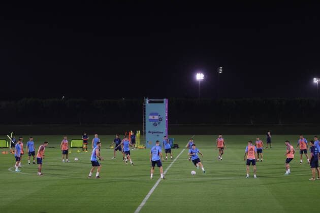 Argentina s players take part in a training session of the team held at Qatar s University, in Doha, Qatar, 19 November 2022, on the eve of inauguration soccer match of FIFA World Cup, WM, Weltmeisterschaft, Fussball Qatar 2022 between Qatar and Ecuador. FIFA World Cup Qatar 2022 - Argentina s training session !ACHTUNG: NUR REDAKTIONELLE NUTZUNG!  Copyright: xJuanxIgnacioxRoncoronix EVE076 20221119-374b07aaf579977923520f69cd4180c03d0df69a