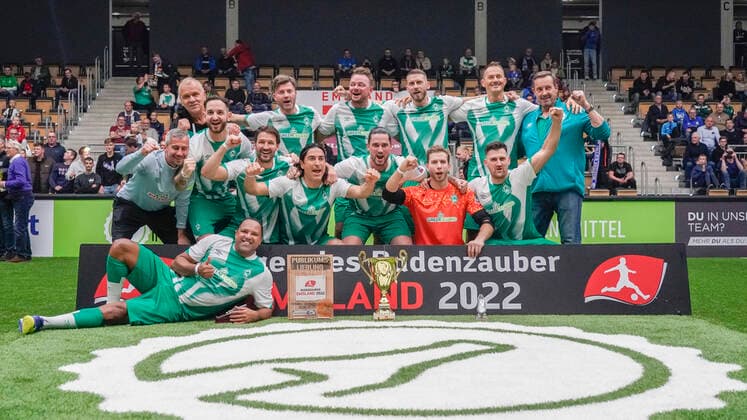 19 11 2022, Emslandarena, Lingen, GER, Budenzauber Emsland 2022, award ceremony, the winners Werder Bremen on the first place, DFL REGULATES PROHIBIT ANY USE OF PHOTOGRAPHS AS IMAGE SEQUENCES AND OR QUASI VIDEO Lingen Lower Saxony Germany Emslandarena