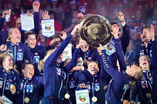 Handball EC Slovenia 2022, final Denmark Norway Ljubljana , Slovenia 20221120 The handball girls celebrate after winning the final in handball EC against Denmark in Sto?ice Arena Photo Beate Oma Dahle NTB Ljubljana Slovenia EDITORIAL USE ONLY RESTRICTED USE FOR BETTING COMPANIES  Copyright: xBeatexOmaxDahlex xNTBx