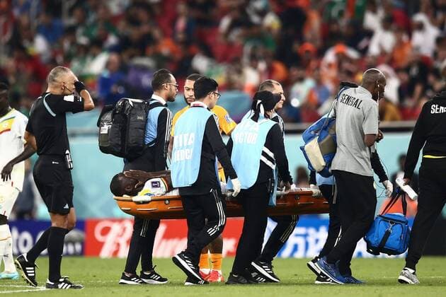 Bilder des Jahres, Sport 11 November Sport Themen der Woche KW47 Mandatory Credit: Photo by Michael Zemanek Shutterstock (13626368cf) Cheikhou Kouyate of Senegal is carried off after being injured Senegal v Netherlands, FIFA World Cup, WM, Weltmeisterschaft, Fussball 2022, Group A, Football, Al Thumama Stadium, Doha, Qatar - 21 Nov 2022 Editorial Use Only Senegal v Netherlands, FIFA World Cup 2022, Group A, Football, Al Thumama Stadium, Doha, Qatar - 21 Nov 2022 Editorial Use Only Copyright: xMichaelxZemanek Shutterstockx 13626368cf