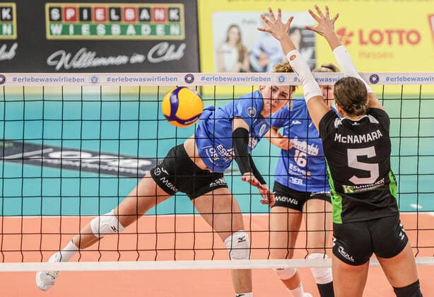 Volleyball 1 BL Womens VC Wiesbaden NAWARO Straubing 23 11 22, No match for Lena Große Scharmann VCW comes flying, here Shealyn McNamara Straubing ,