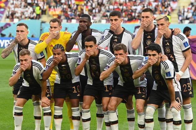 Team photo,Team,Team photo with gesture of protest players keep their mouths shut hi v li David RAUM GER , Goalkeeper Manuel NEUER GER , Antonio RUEDIGER GER ,Kai HAVERTZ GER , Niklas SUELE GER , Nico SCHLOTTERBECK GER Front v li Joshua KIMMICH GER , Serge GNABRY GER ,Thomas MUELLER GER , Ilkay GUENDOGAN GER Germany GER Japan JPN 1 2 Group Stage Group E on 23 11 2022, Khalifa International Stadium Football World Cup 2022 in Qatar from 20 11 18 12 2022