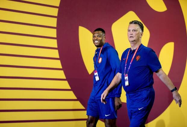 DOHA Denzel Dumfries of Holland and Holland coach Louis van Gaal during a press briefing ahead of the Dutch national team press conference at the Media Center on November 24, 2022 in Doha, Qatar The Dutch national team is preparing for the World Cup match against Ecuador ANP KOEN VAN WEEL FIFA World Cup Qatar 2022 2022 xVIxANPxSportx xxANPxIVx 458278606 originalFilename: 458278606.jpg