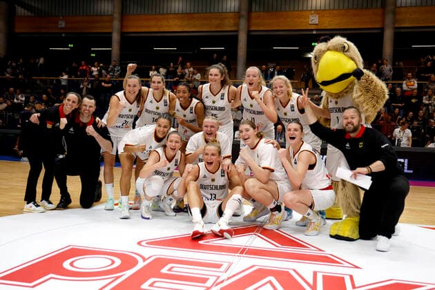 24 11 2022, Qualification FIBA Women European Championship 2023, Germany Bosnia and Herzegovina, The German players cheer after the victory Weißenfels Stadthalle Weißenfels Sachsen Anhalt Germany