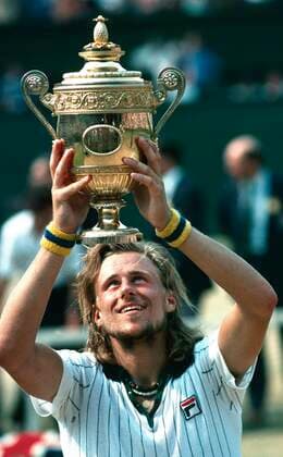 ** Björn Borg med Wimbledontrofen 1976. Borg vann Wimbledonfinalen över Ilie Nastase i tre raka set. 6-4, 6-2, 9-7 var setsiffrorna. Titeln var Björns första av fem raka. LONDON England Tennis x14x