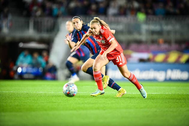 BARCELONA November 24, 2022 A Bonmati FC Barcelona Femeni and S Laudehr Bayern München battle for the ball during a UEFA Woman™s Champions League match between FC Barcelona against Bayern München at Spotify Camp Nou Stadium in Barcelona, Spain Photo by Felipe Mondino Copyright: xFelipexMondinox