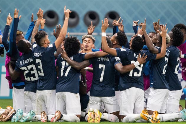 221125 Players of Ecuador celebrate the 1 1 goal by Enner Valencia of Ecuador during the FIFA World Cup 2022 football match between Netherlands and Ecuador on November 25, 2022 in Doha Photo Joel Marklund BILDBYRAN code JM JM0388 bbeng fotbol football soccer fotball vm fotbols vm fotball vm soccer world cup 2022 fifa world cup 2022 netherlands holland netherlands ecuador cheer,  Copyright: JOELxMARKLUND BB221125JM099
