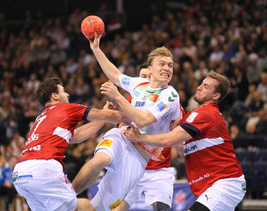 Photo Goal throw of Gisli Kristjansson SCM against Niklas Weller HSV and left Dani Baijens handball men on 27 11 2022 1 Bundesliga HSV Hamburg FC Magdeburg