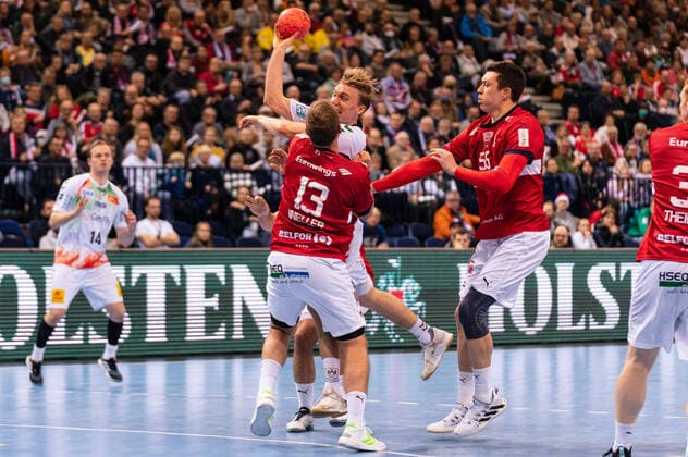 Gisli Kristjansson SC Magdeburg 10 vs Niklas Weller Handball Sport Verein Hamburg 13 Handball Sport Verein Hamburg vs SC Magdeburg, Handball, Bundesliga, Matchday 14, Season 2022 2023, 27 11 2022 Press photo Marcel von Fehrn Handball Sport Verein Hamburg vs SC Magdeburg, Handball, Bundesliga, Matchday 14, Season 2022 2023, 27 11 2022 Hamburg Copyright: xEibner-Pressefoto MarcelxvonxFehrnx EP_EER