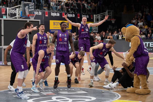 BG Göttingen ALBA BERLIN 27 11 2022, Basketball Bundesliga, 2022 2023 season, BG Göttingen ALBA BERLIN Göttingen players cheer after the game Göttingen Lower Saxony Germany