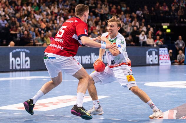 Gisli Kristjansson SC Magdeburg 10 vs Dominik Axmann Handball Sport Verein Hamburg 15 Handball Sport Verein Hamburg vs SC Magdeburg, Handball, Bundesliga, Spieltag 14, Saison 2022 2023, 27 11 2022 Pressefoto Marcel von Fehrn Handball Sport Verein Hamburg vs SC Magdeburg, Handball, Bundesliga, Spieltag 14, Saison 2022 2023, 27 11 2022 Hamburg Copyright: xEibner-Pressefoto MarcelxvonxFehrnx EP_EER